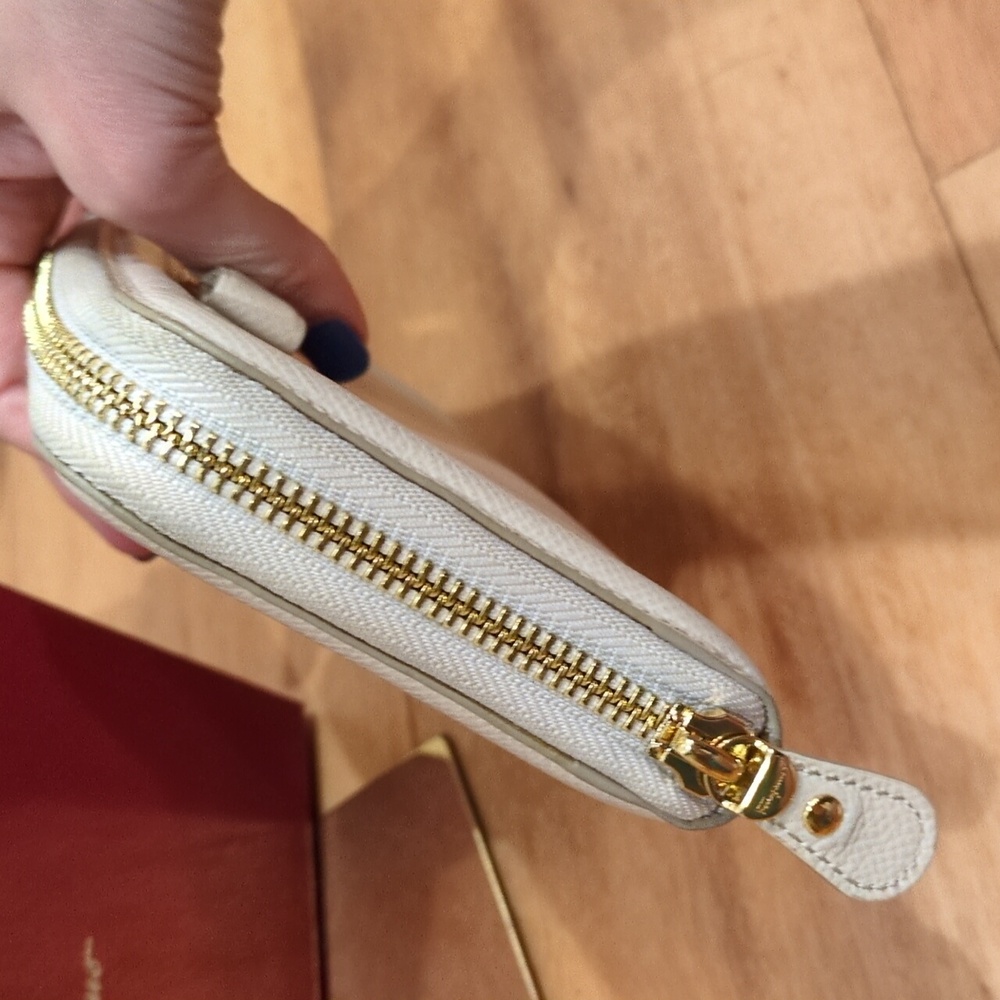 Salvatore Ferragamo Cream Beige Zip Around Wallet With Box - Picture 4 of 17